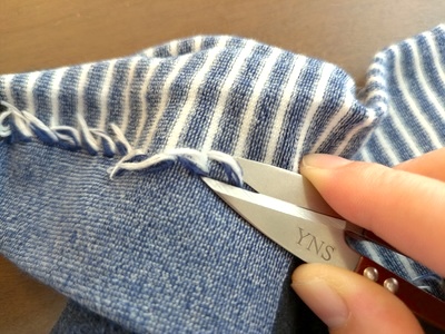 靴下合わせ目裏の糸をカット