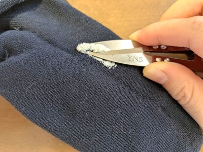 靴下刺繍裏の糸をカット
